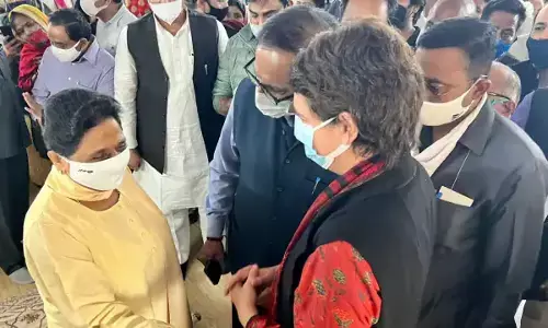मायावती से मिलने उनके घर पहुंचीं प्रियंका गांधी