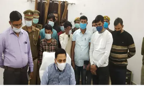 लूट की कार के साथ 4 आरोपियों को पुलिस ने किया गिरफ्तार लूट की कार के साथ 4 आरोपियों को पुलिस ने किया गिरफ्तार