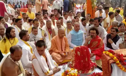 कनाडा से लायी गयी देवी अन्नपूर्णा की मूर्ति काशी पहुंचीं, CM योगी ने किया प्राण प्रतिष्ठा, खुद उठाई पालकी