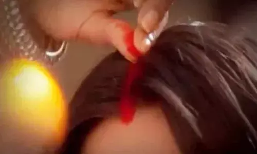 प्रेमी ने युवती को बाजार में बुलाकर भर दी मांग और फिर...