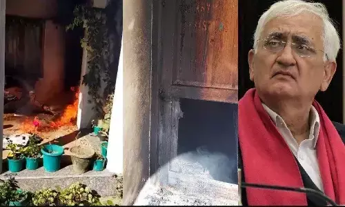 कांग्रेस नेता सलमान खुर्शीद के घर पर आगजनी और पथराव, अयोध्या पर किताब लिखने के बाद से हो रहा है विरोध कांग्रेस नेता सलमान खुर्शीद के घर पर आगजनी और पथराव, अयोध्या पर किताब लिखने के बाद से हो रहा है विरोध