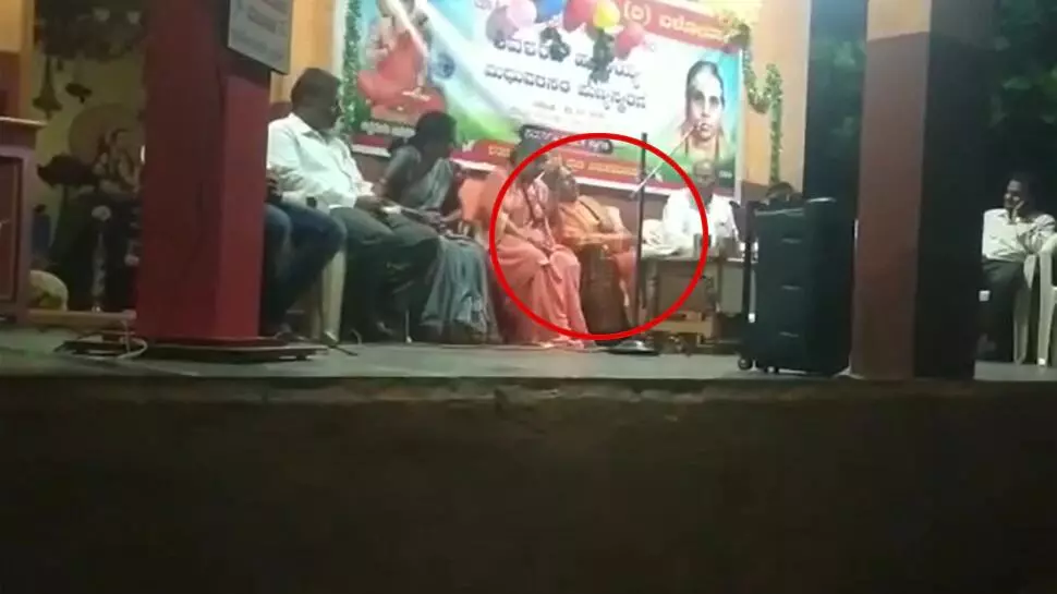 कैमरे में कैद हुआ मौत का वीडियो, मंच पर बोलते-बोलते अचानक गिरे संत कैमरे में कैद हुआ मौत का वीडियो, मंच पर बोलते-बोलते अचानक गिरे संत
