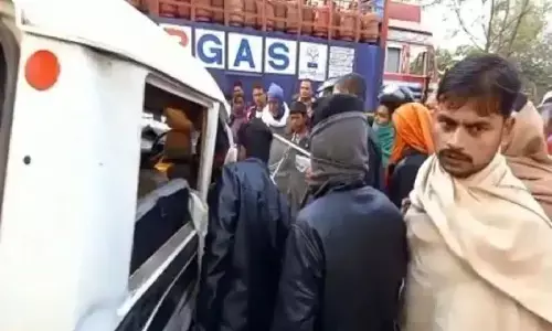 Bihar News: दाह संस्कार से लौटते हुए ट्रक और कार में जबरदस्त भिड़ंत, 6 की मौत, 4 गंभीर रूप से घायल Bihar News: दाह संस्कार से लौटते हुए ट्रक और कार में जबरदस्त भिड़ंत, 6 की मौत, 4 गंभीर रूप से घायल