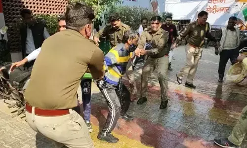 सफाई इस्पेक्टर एवं सुपरवाइजर से परेशान सफाईकर्मी ने की आत्महत्या की कोशिश सफाई इस्पेक्टर एवं सुपरवाइजर से परेशान सफाईकर्मी ने की आत्महत्या की कोशिश