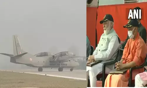 देखिये VIDEO, मोदी के सामने पूर्वांचल एक्स्प्रेस-वे पर उतरा मिराज, सुखोई-राफेल ने हवाई करतब दिखाए
