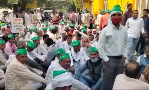 आज फिर हजारों किसानों ने वेरीगेटिंग तोड़ नोएडा प्राधिकरण पर किया कब्जा, जमकर की नारेबाजी आज फिर हजारों किसानों ने वेरीगेटिंग तोड़ नोएडा प्राधिकरण पर किया कब्जा, जमकर की नारेबाजी