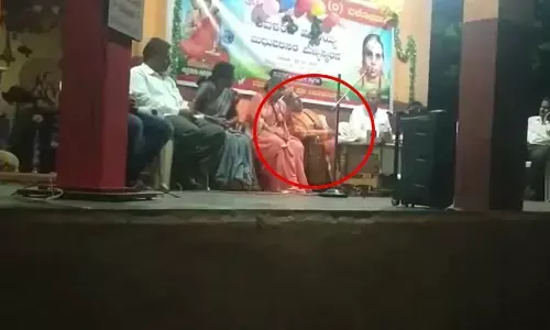 कैमरे में कैद हुआ मौत का वीडियो, मंच पर बोलते-बोलते अचानक गिरे संत