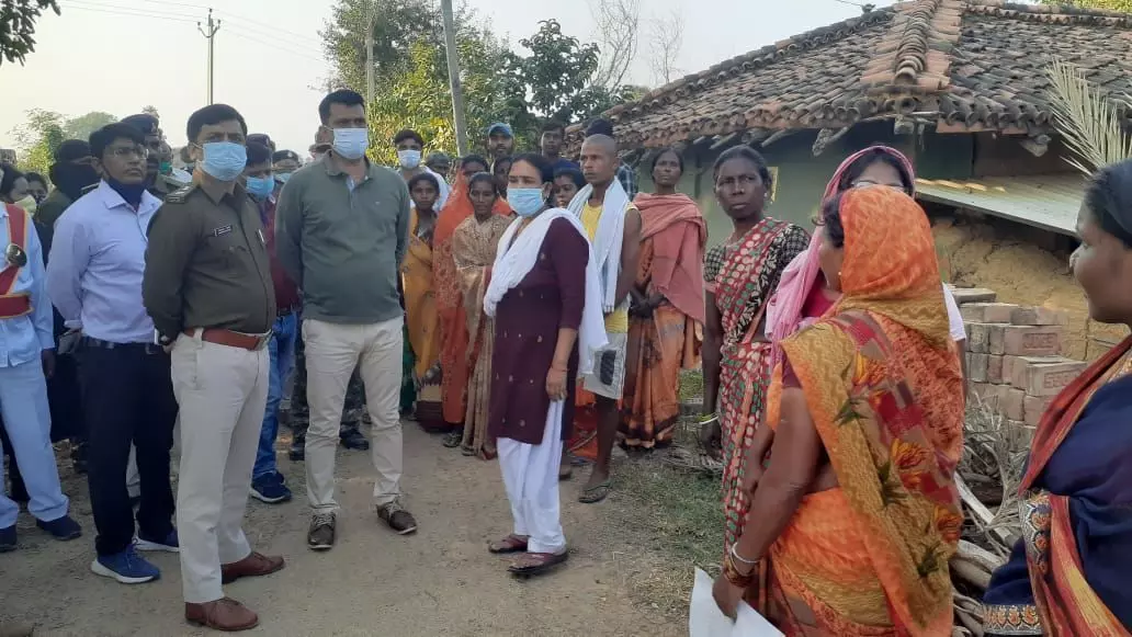 सरकारी योजनओं का लाभ दिलाने तथा शराबबंदी जागरूकता को लेकर जिला पदाधिकारी आदिवासी बहुल क्षेत्र बंगलवा पहुॅचे