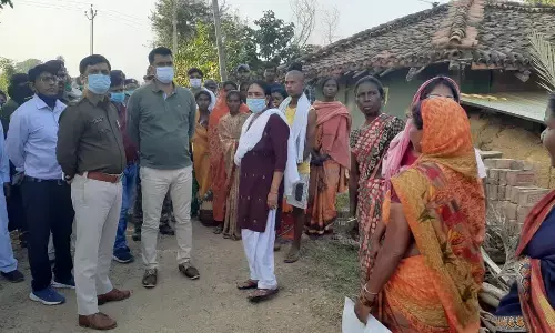 सरकारी योजनओं का लाभ दिलाने तथा शराबबंदी जागरूकता को लेकर जिला पदाधिकारी आदिवासी बहुल क्षेत्र बंगलवा पहुॅचे सरकारी योजनओं का लाभ दिलाने तथा शराबबंदी जागरूकता को लेकर जिला पदाधिकारी आदिवासी बहुल क्षेत्र बंगलवा पहुॅचे