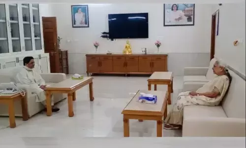 बसपा सुप्रीमो मायावती के घर पहुंचीं राज्यपाल आनंदी बेन पटेल बसपा सुप्रीमो मायावती के घर पहुंचीं राज्यपाल आनंदी बेन पटेल