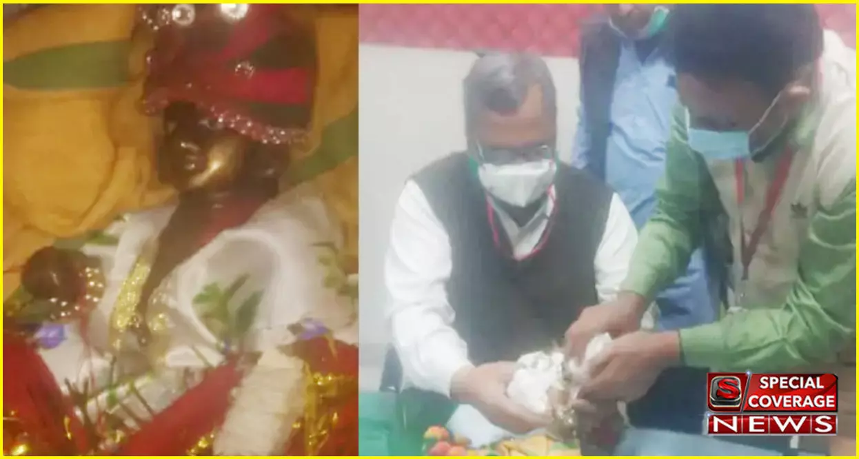 पूजा करते समय लड्डू गोपाल का टूटा हाथ, डॉक्टर को चढ़ाना पड़ा प्लास्टर, जानें- आस्था का ये पूरा मामला पूजा करते समय लड्डू गोपाल का टूटा हाथ, डॉक्टर को चढ़ाना पड़ा प्लास्टर, जानें- आस्था का ये पूरा मामला