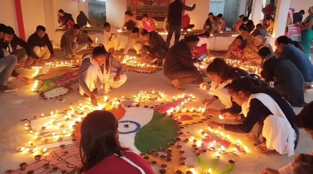 ठाकुर दरियांव सिंह स्मारक स्थल में जलाए गए सवा लाख दीप ठाकुर दरियांव सिंह स्मारक स्थल में जलाए गए सवा लाख दीप