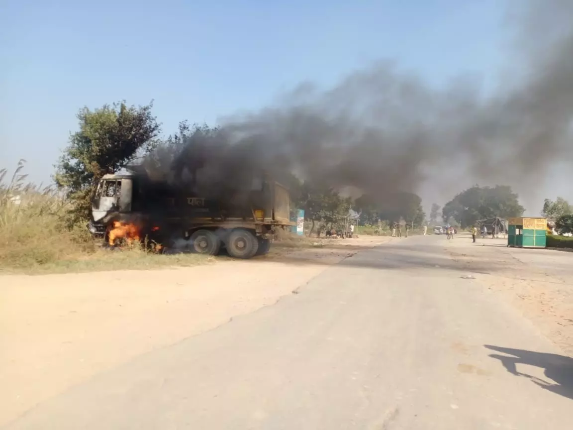 UP: गाजियाबाद में बाइक सवार किसान की मौत, आक्रोशित ग्रामीणों ने डंपर में लगाई आग