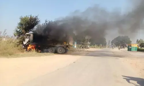 UP: गाजियाबाद में बाइक सवार किसान की मौत, आक्रोशित ग्रामीणों ने डंपर में लगाई आग