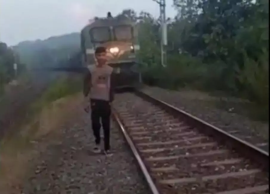 मौत की सेल्फी वीडियो सोशल मीडिया पर वायरल, ट्रेन से टकराकर हुई दर्दनाक मौत