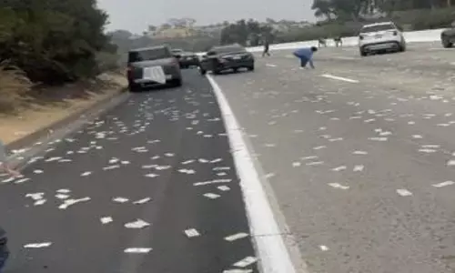 हाइवे से गुजर रहे ट्रक से जब गिरने लगे नोट ही नोट, घटना का वीडियो सोशल मीडिया पर वायरल हाइवे से गुजर रहे ट्रक से जब गिरने लगे नोट ही नोट, घटना का वीडियो सोशल मीडिया पर वायरल