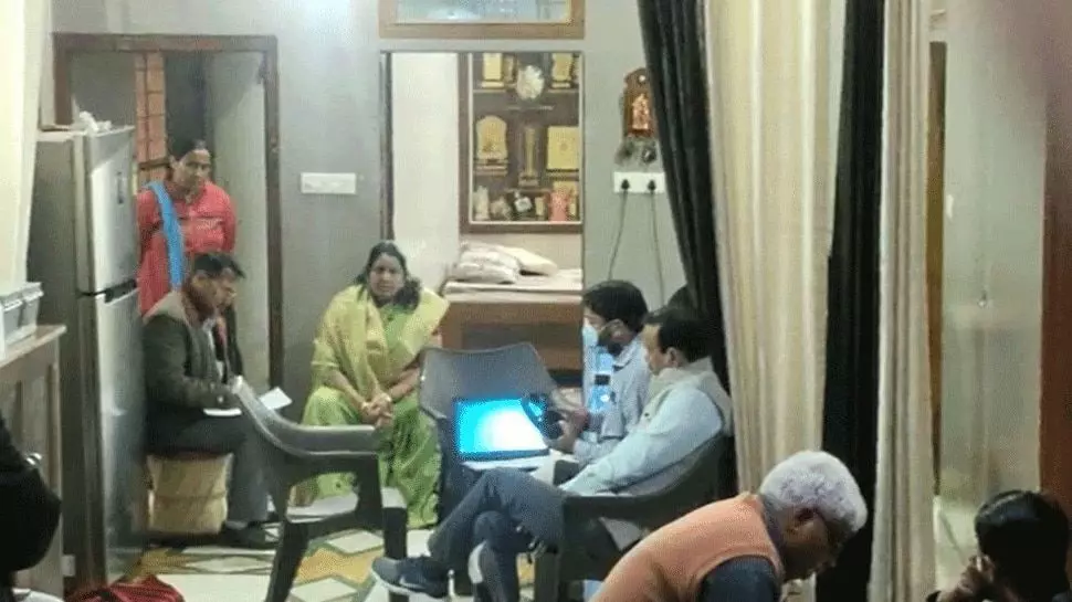 राजस्थान में ACB की बड़ी कार्यवाही, अलवर नगर परिषद की चेयरमैन बेटे के साथ रिश्वत लेते गिरफ्तार राजस्थान में ACB की बड़ी कार्यवाही, अलवर नगर परिषद की चेयरमैन बेटे के साथ रिश्वत लेते गिरफ्तार