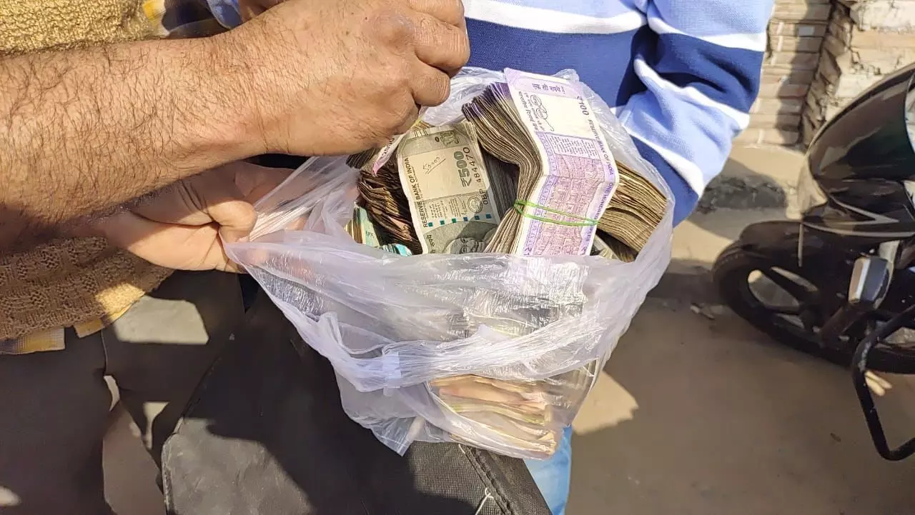 गिरा नोटों से भरा बैंग, बैग में भरे थे लाखों रुपए