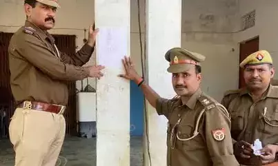 दो लाख के इनामिया बदमाश के घर कुर्की नोटिस चस्पा दो लाख के इनामिया बदमाश के घर कुर्की नोटिस चस्पा