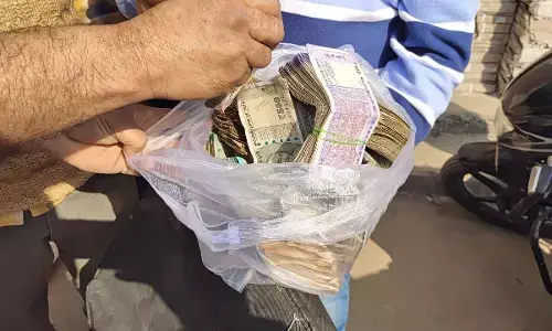 गिरा नोटों से भरा बैंग, बैग में भरे थे लाखों रुपए गिरा नोटों से भरा बैंग, बैग में भरे थे लाखों रुपए