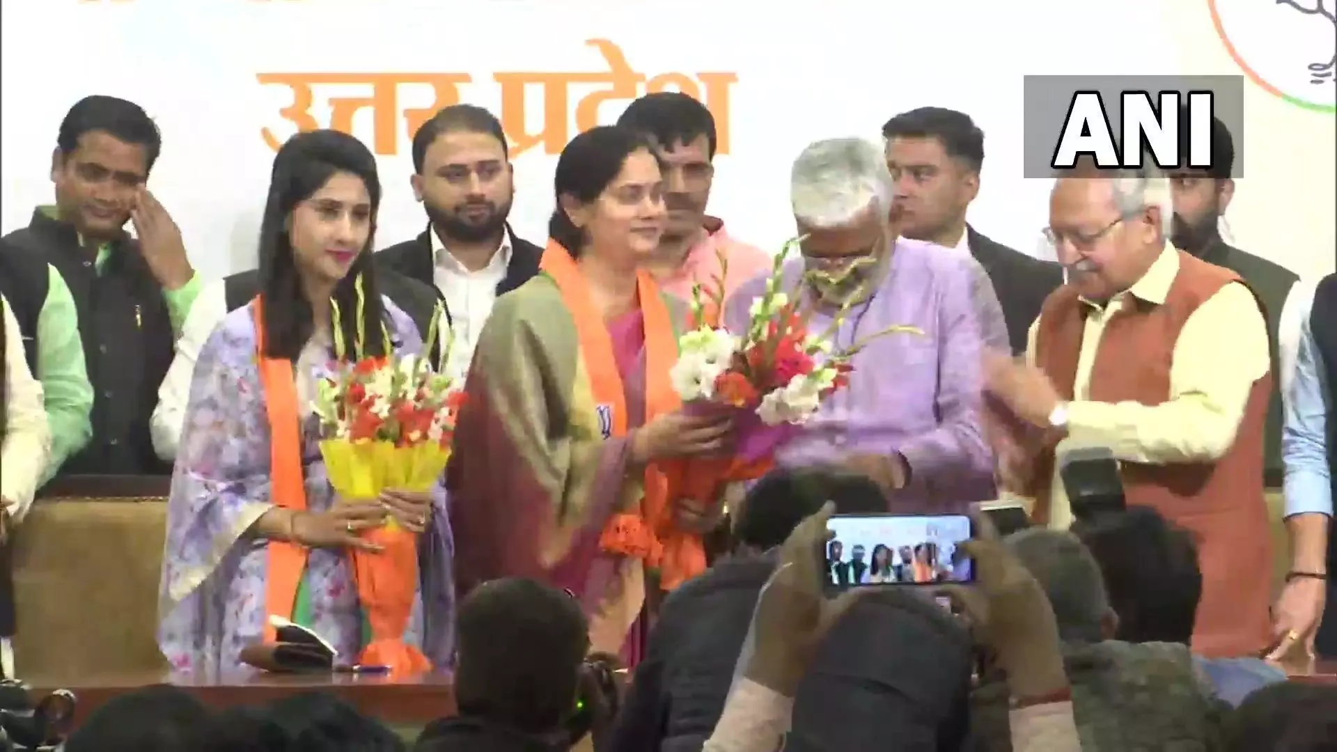 कांग्रेस विधायक अदिति सिंह और बसपा विधायक वंदना सिंह बीजेपी में शामिल कांग्रेस विधायक अदिति सिंह और बसपा विधायक वंदना सिंह बीजेपी में शामिल