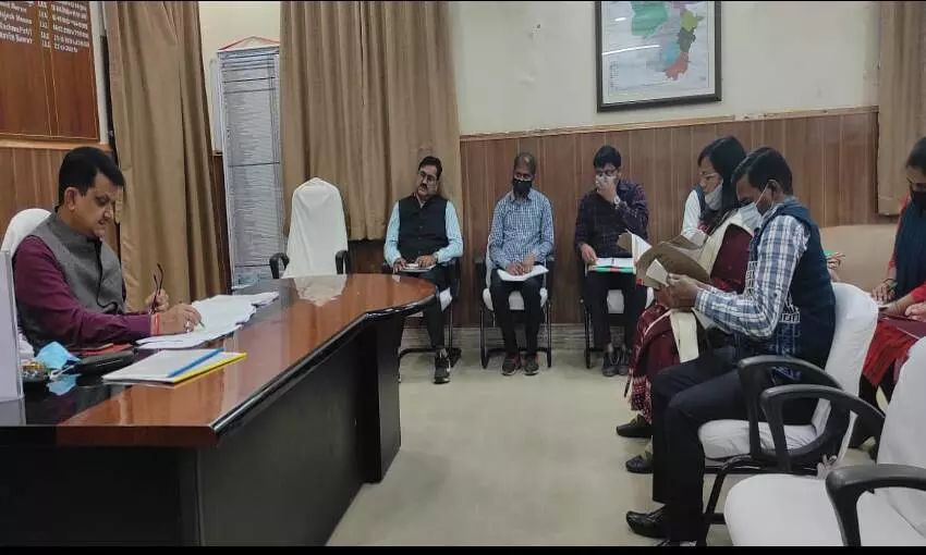 परफॉर्मेंस के आधार पर ही मिलेगा वेतन डीएम ने चेताया परफॉर्मेंस के आधार पर ही मिलेगा वेतन डीएम ने चेताया