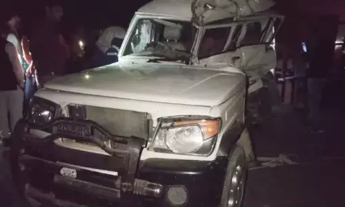 ट्रैक्टर से भिड़ी तेज रफ्तार बुलेरो, तीन की मौत ट्रैक्टर से भिड़ी तेज रफ्तार बुलेरो, तीन की मौत