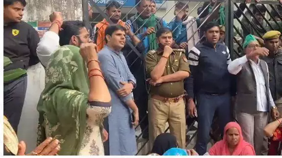 गिरफ्तार किसानों के बीच पहुंचे अनिल यादव गिरफ्तार किसानों के बीच पहुंचे अनिल यादव