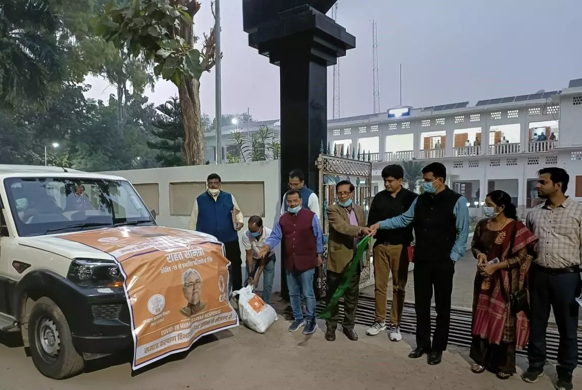 राशन सहायता सह राहत सामग्री वाहन को डीएम ने किया रवाना राशन सहायता सह राहत सामग्री वाहन को डीएम ने किया रवाना
