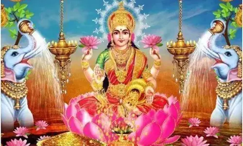 घर में लगाएं मां लक्ष्मी की ऐसी तस्वीर, होगी धन की वर्षा घर में लगाएं मां लक्ष्मी की ऐसी तस्वीर, होगी धन की वर्षा