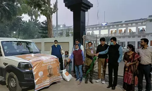राशन सहायता सह राहत सामग्री वाहन को डीएम ने किया रवाना राशन सहायता सह राहत सामग्री वाहन को डीएम ने किया रवाना