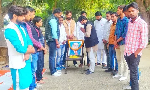 अनशन स्थल पर मनाया गया संविधान दिवस व 26/11 हमले में मारे गए शहीदों को दी गई श्रद्धांजलि अनशन स्थल पर मनाया गया संविधान दिवस व 26/11 हमले में मारे गए शहीदों को दी गई श्रद्धांजलि