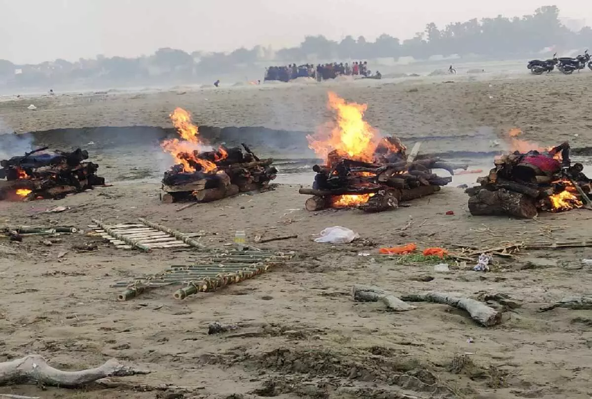 प्रयागराज हत्याकांडः पोस्टमार्टम रिपोर्ट में सामने आई हैवानियत, गंगा घाट पर एक साथ जलतीं चार चिताएं