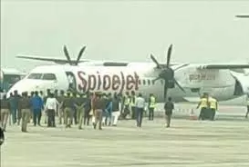 कुशीनगर इंटरनेशनल एयरपोर्ट पर 75 यात्रियों को लेकर लैंड किया स्पाइसजेट का पहला विमान, दी गई जल सलामी