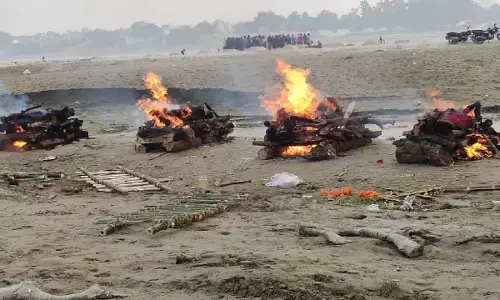 प्रयागराज हत्याकांडः पोस्टमार्टम रिपोर्ट में सामने आई हैवानियत, गंगा घाट पर एक साथ जलतीं चार चिताएं प्रयागराज हत्याकांडः पोस्टमार्टम रिपोर्ट में सामने आई हैवानियत, गंगा घाट पर एक साथ जलतीं चार चिताएं