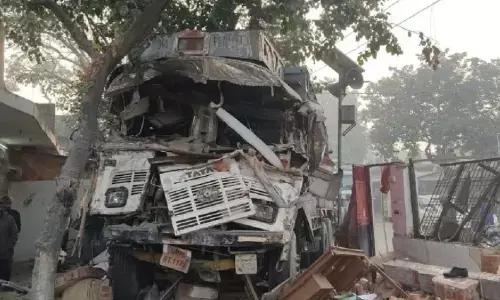 पान की गुमटी को तोड़ते हुए पुलिस चौकी के अंदर घुसा अनियंत्रित ट्रक पान की गुमटी को तोड़ते हुए पुलिस चौकी के अंदर घुसा अनियंत्रित ट्रक