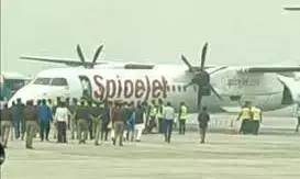 कुशीनगर इंटरनेशनल एयरपोर्ट पर 75 यात्रियों को लेकर लैंड किया स्पाइसजेट का पहला विमान, दी गई जल सलामी कुशीनगर इंटरनेशनल एयरपोर्ट पर 75 यात्रियों को लेकर लैंड किया स्पाइसजेट का पहला विमान, दी गई जल सलामी