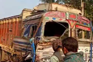 पश्चिम बंगाल में बड़ा हादसा : श्मशान जा रही गाड़ी की ट्रक से टक्कर, 18 लोगों की मौत, 5 घायल पश्चिम बंगाल में बड़ा हादसा : श्मशान जा रही गाड़ी की ट्रक से टक्कर, 18 लोगों की मौत, 5 घायल