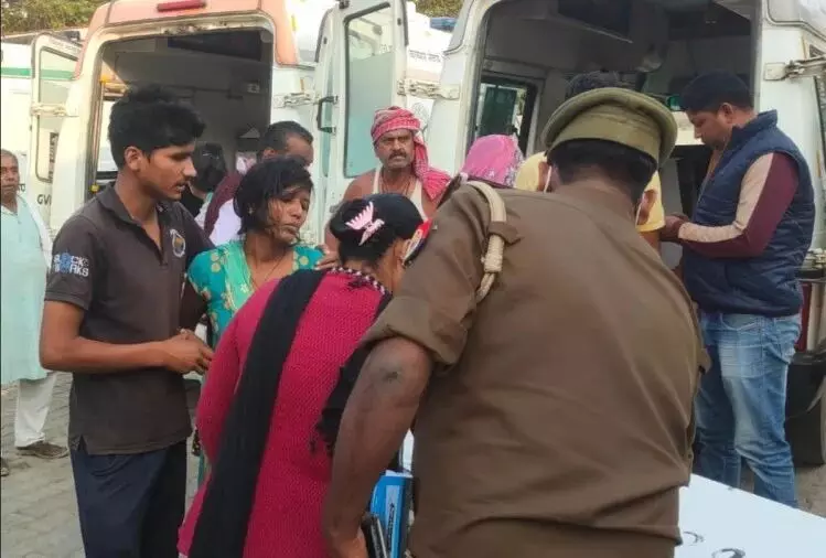 डबल मर्डर: अधाधुध फायरिंग मे बदमाशों ने चाचा-भतीजा को भून डाला, दो लड़कियों सहित तीन का चल रहा इलाज डबल मर्डर: अधाधुध फायरिंग मे बदमाशों ने चाचा-भतीजा को भून डाला, दो लड़कियों सहित तीन का चल रहा इलाज
