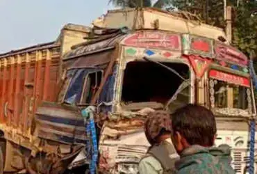 पश्चिम बंगाल में बड़ा हादसा : श्मशान जा रही गाड़ी की ट्रक से टक्कर, 18 लोगों की मौत, 5 घायल पश्चिम बंगाल में बड़ा हादसा : श्मशान जा रही गाड़ी की ट्रक से टक्कर, 18 लोगों की मौत, 5 घायल