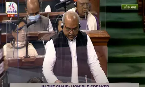 लोकसभा से पास हुआ कृषि कानूनों की वापसी का बिल, विपक्ष के हंगामे पर स्पीकर ने कहा- आप चर्चा चाहते हैं तो हम वो ... लोकसभा से पास हुआ कृषि कानूनों की वापसी का बिल, विपक्ष के हंगामे पर स्पीकर ने कहा- आप चर्चा चाहते हैं तो हम वो ...