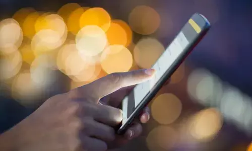 पहले स्टूडेंट्स को न्यूड फोटो भेजती थी टीचर, उसके बाद बनाती थी शिकार