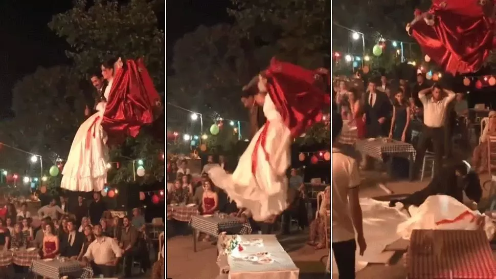 JCB वाला भूल गया कि उसे शादी का काम मिला है, धड़ाम से गिरे दूल्हा-दुल्हन; देखिए VIDEO JCB वाला भूल गया कि उसे शादी का काम मिला है, धड़ाम से गिरे दूल्हा-दुल्हन; देखिए VIDEO