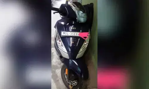 S.E.X वाली स्कूटी की वजह से घर से बाहर नहीं जा पा रही लड़की, घर में कैद हुई लड़की, जानें- क्या है पूरा मामला