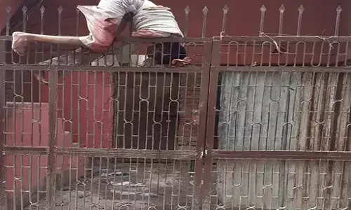 рдЫрдд рд╕реЗ рдиреАрдЪреЗ рджрд░рд╡рд╛рдЬреЗ рдкрд░ рдЧрд┐рд░рд╛ рджрд░реНрдЬреА, рдиреБрдХреАрд▓реА рдХреАрд▓реЛрдВ рдореЗрдВ рдлрдВрд╕рд╛ рд░рд╣рд╛ рд╢рд╡ рдЫрдд рд╕реЗ рдиреАрдЪреЗ рджрд░рд╡рд╛рдЬреЗ рдкрд░ рдЧрд┐рд░рд╛ рджрд░реНрдЬреА, рдиреБрдХреАрд▓реА рдХреАрд▓реЛрдВ рдореЗрдВ рдлрдВрд╕рд╛ рд░рд╣рд╛ рд╢рд╡