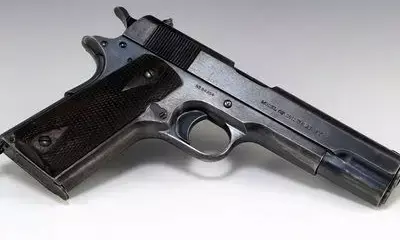 लाइसेंसी पिस्टल रखने वाले मालिक को जब पुलिस ने लगाई फटकार तो...