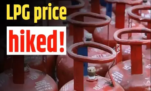 LPG: दिसंबर के पहले दिन ही महंगाई की मार, इतने रुपए और महंगा हो गया कॉमर्शियल सिलेंडर LPG: दिसंबर के पहले दिन ही महंगाई की मार, इतने रुपए और महंगा हो गया कॉमर्शियल सिलेंडर