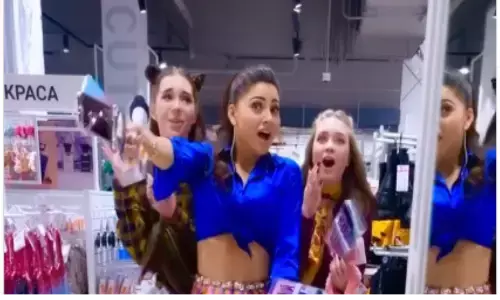 लुंगी पहन शॉपिंग करती उर्वशी रौतेला, सोशल मीडिया पर वीडियो वायरल लुंगी पहन शॉपिंग करती उर्वशी रौतेला, सोशल मीडिया पर वीडियो वायरल