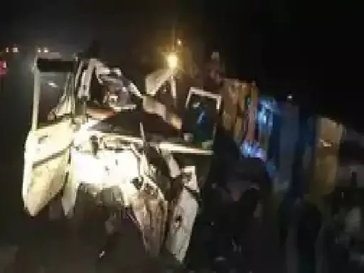 पुलिया से टकराकर बेकाबू हुई बोलेरो दो हिस्सों में बंटी, एमपी के 3 पुलिसकर्मियों सहित पांच की मौत पुलिया से टकराकर बेकाबू हुई बोलेरो दो हिस्सों में बंटी, एमपी के 3 पुलिसकर्मियों सहित पांच की मौत