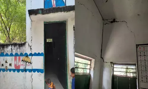 जर्जर इमारत के नीचे बैठ कर पढ़ रहे नौनिहाल जर्जर इमारत के नीचे बैठ कर पढ़ रहे नौनिहाल